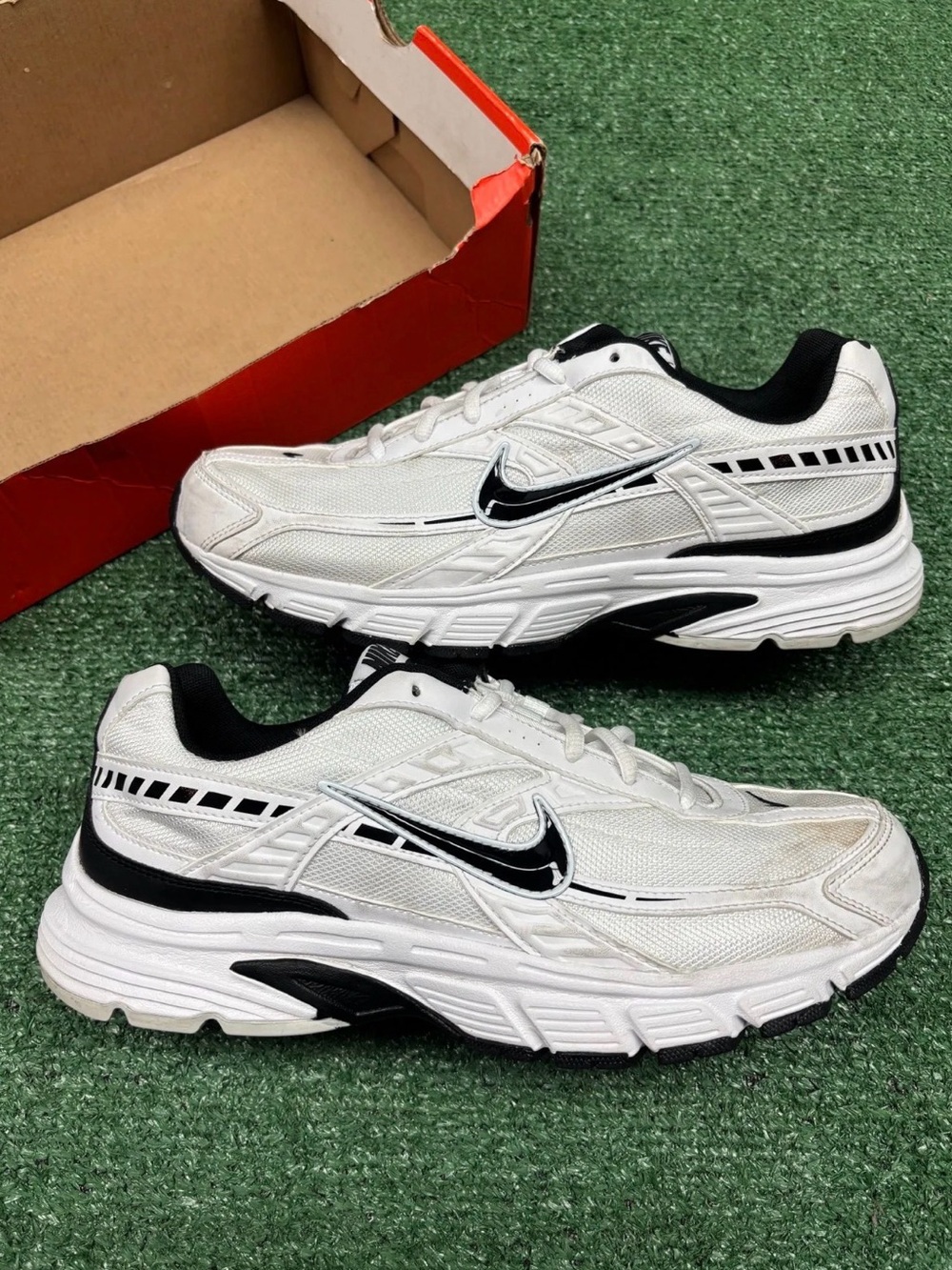 NIKE INITIATOR WHITE BLACK SIZE 11.5